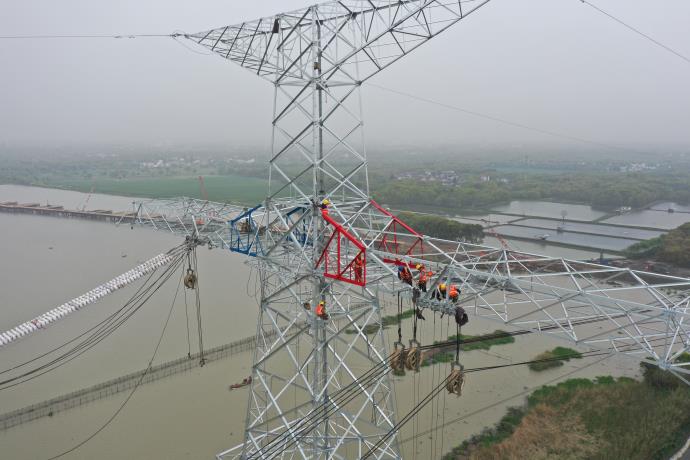 沪苏湖铁路±800千伏特高压电力迁改施工